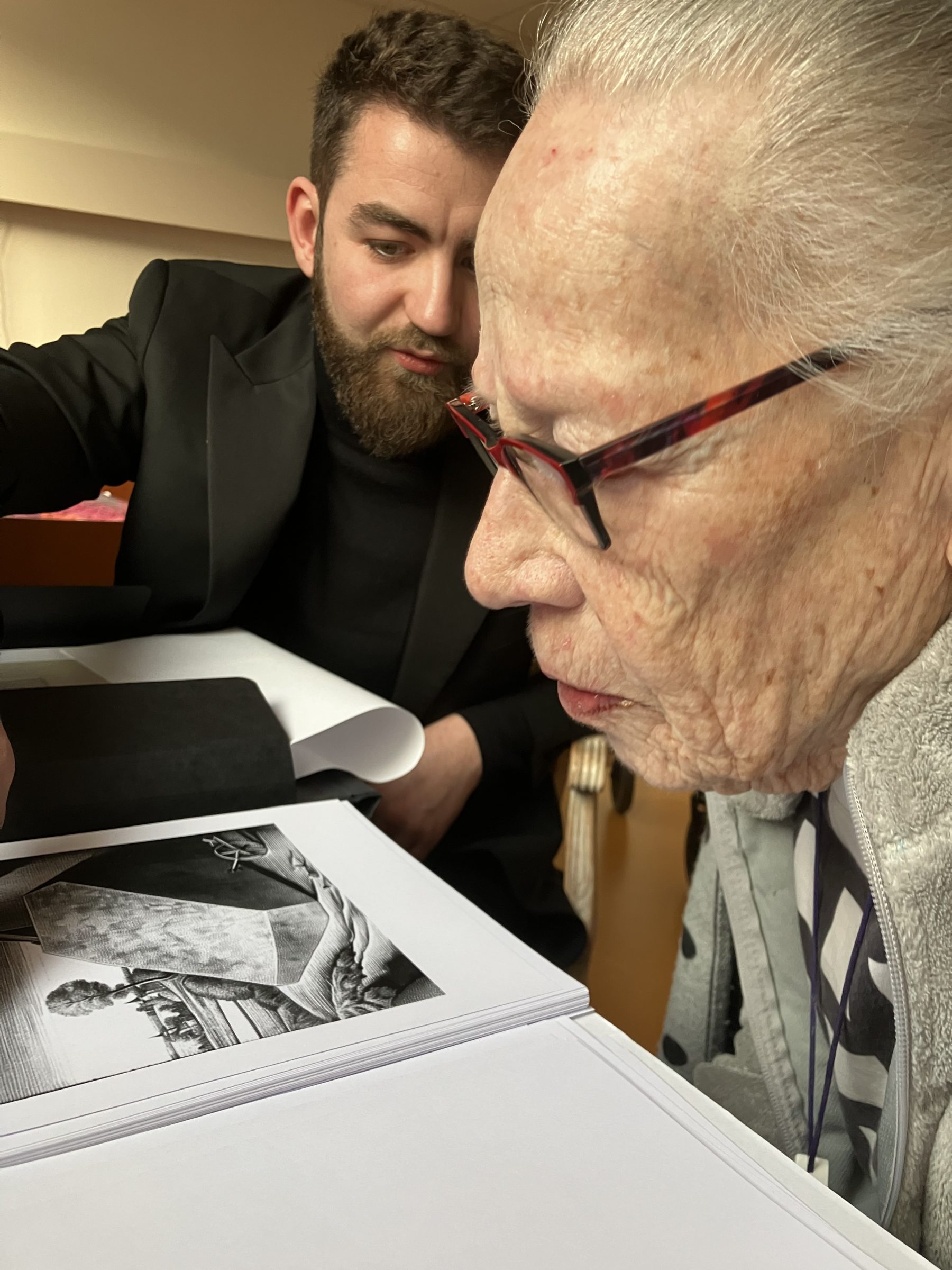 Photo of Vera Molnár and aurèce vettier working together in April 2023