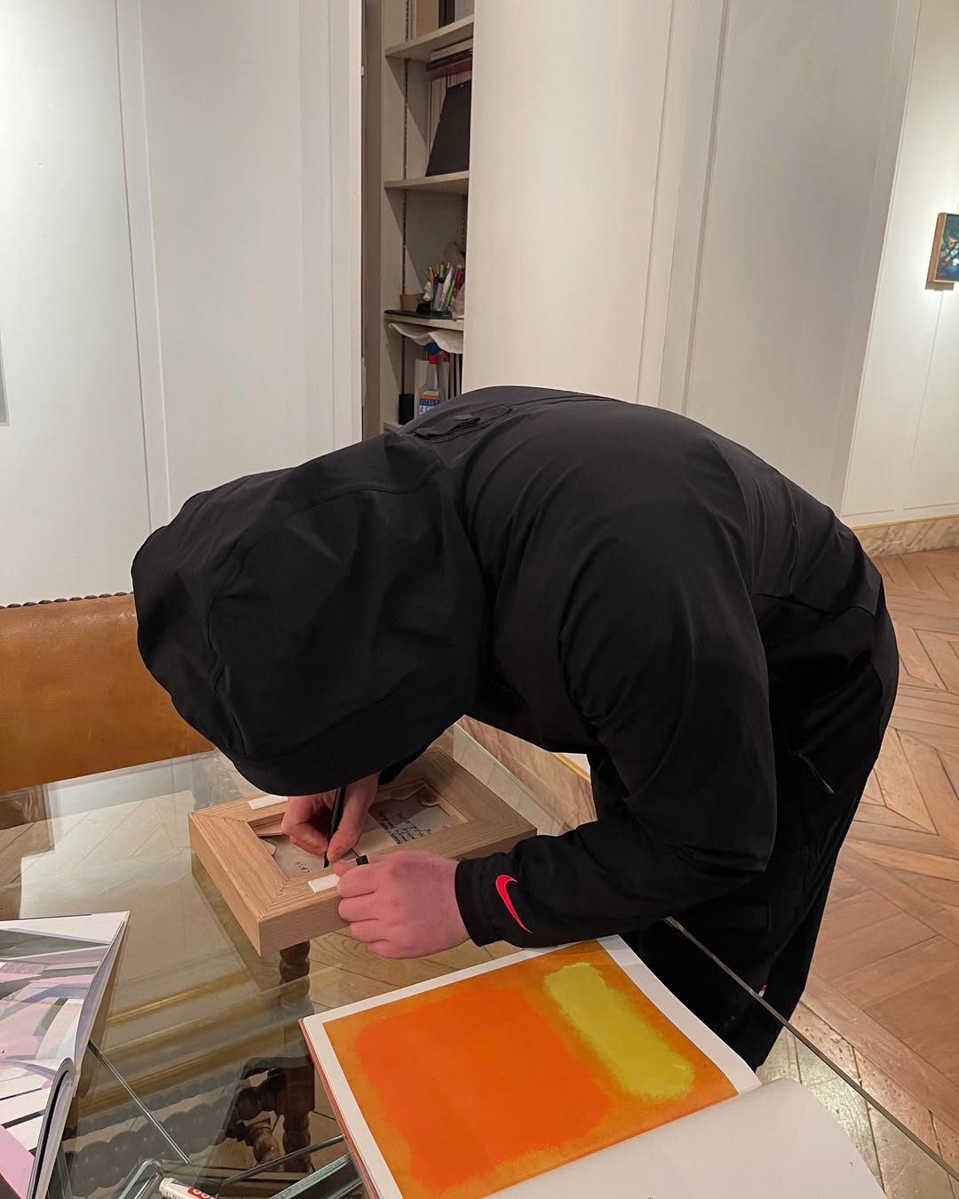 Kalash Criminel signing the oil on canvas, 2022