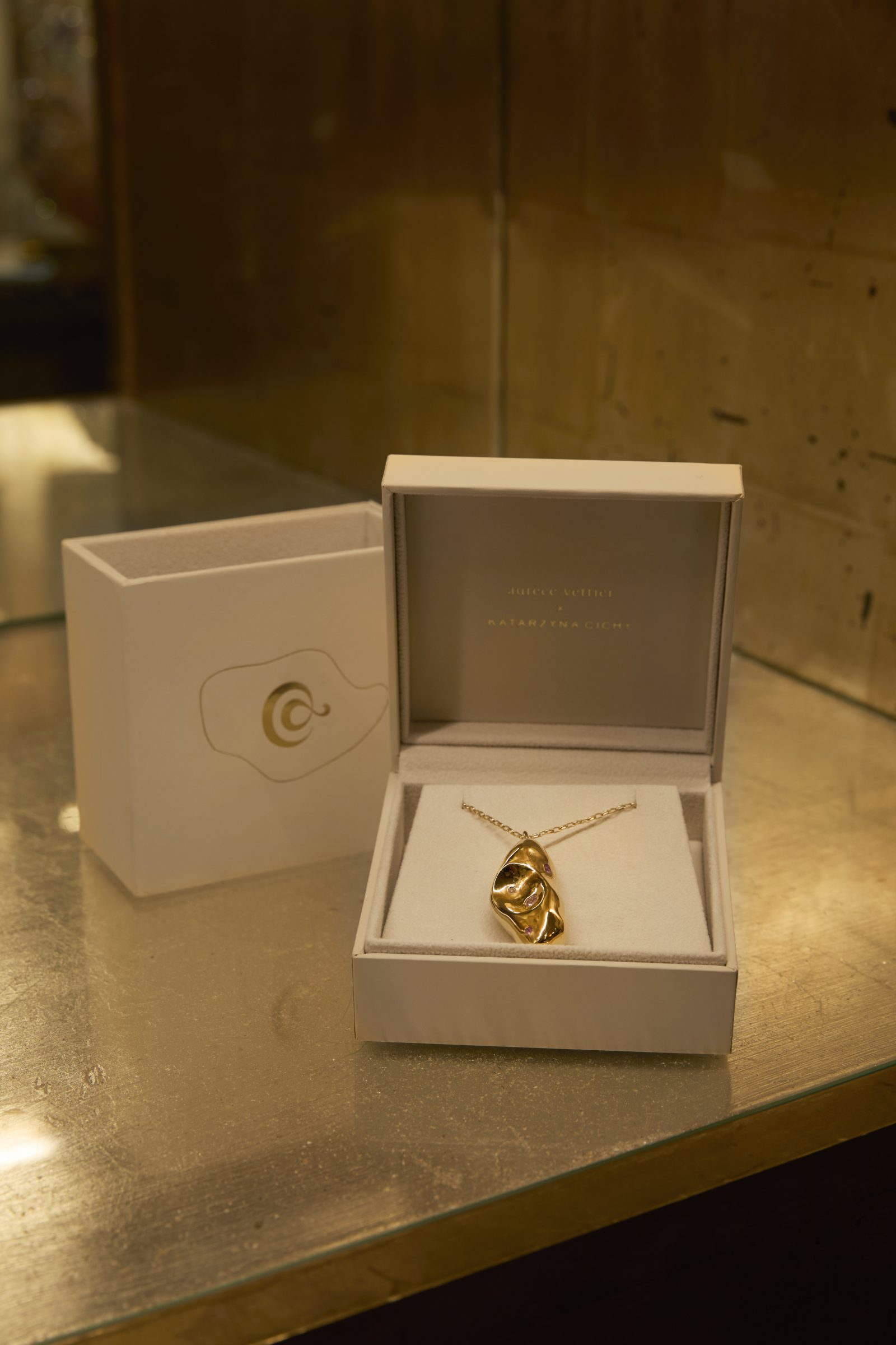 منظر المعرض في Bergdorf Goodman من قبل The Spaceless Gallery، نيويورك، الولايات المتحدة الأمريكية، 2024