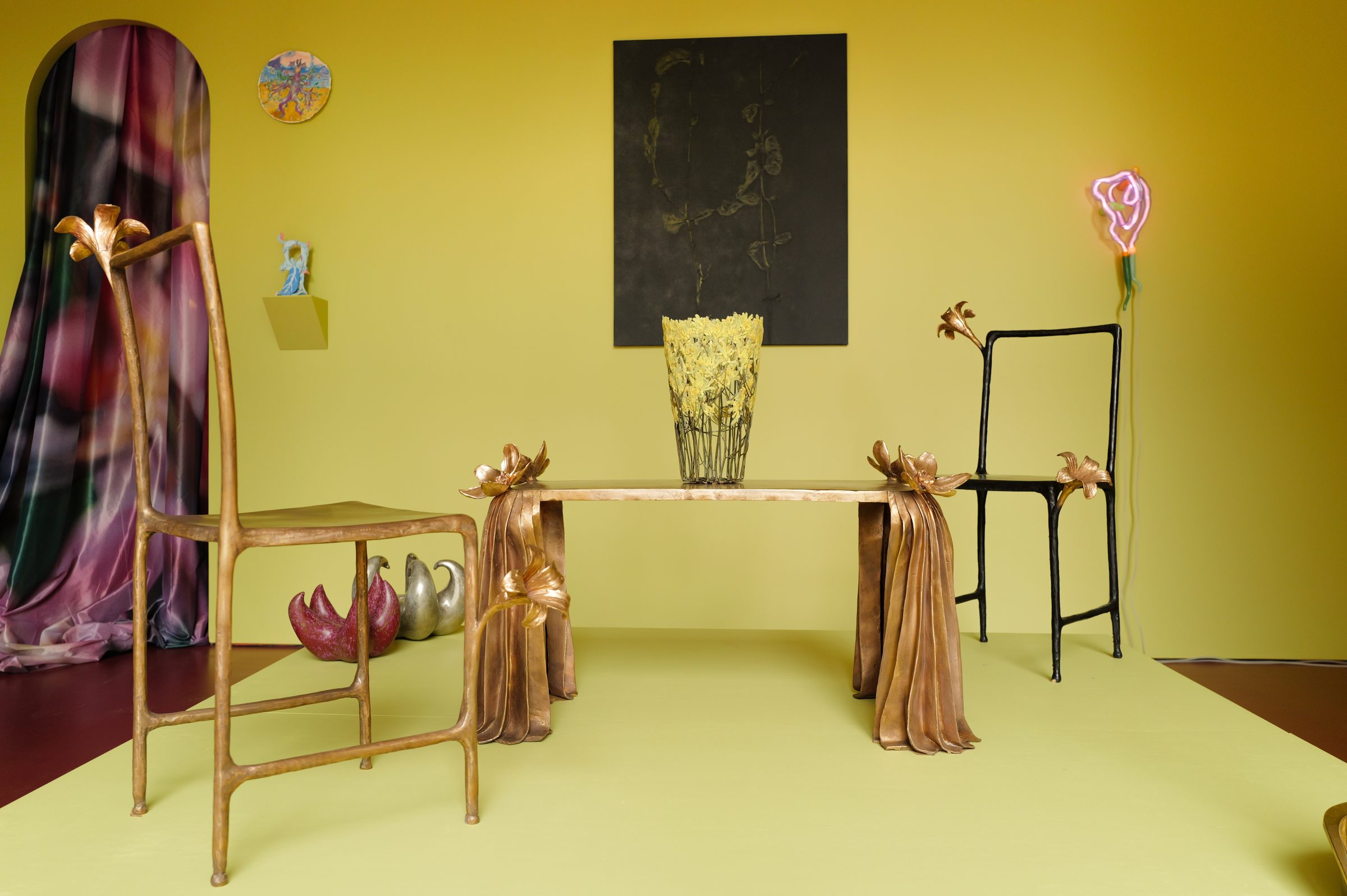 "FOREIGN FLOWERS" 전시의 전시 뷰, Dan Thawley가 큐레이션한 India Mahdavi Project Room에서의 전시, 파리, 2024