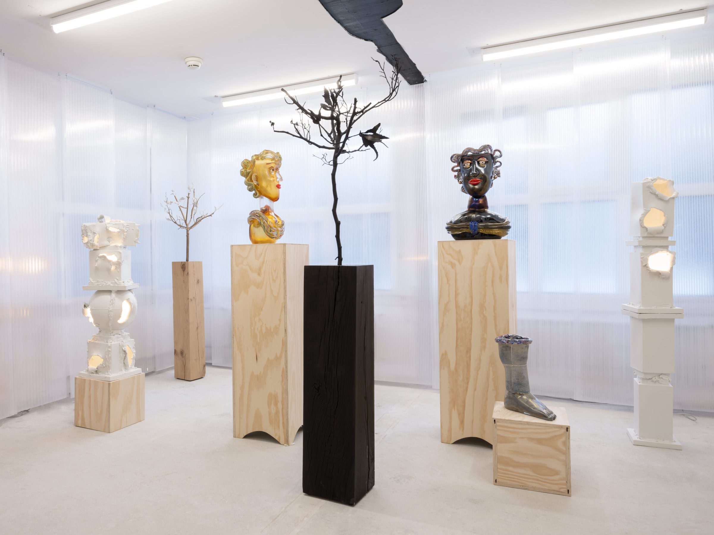NOMAD St. Moritz 미술박람회의 the Spaceless Gallery와 함께한 전시 전경, 2025