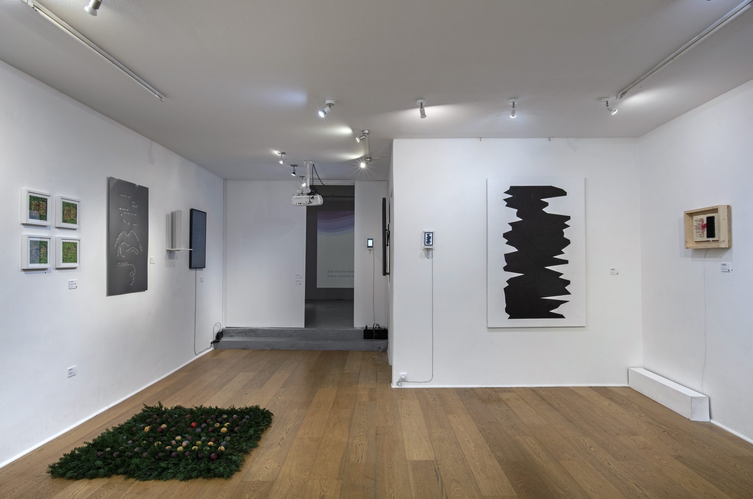 منظر من المعرض "POEM OBJKT"، معرض أُقيم في Avant Galerie Vossen بتنسيق مشترك من theVERSEverse، باريس، 2022