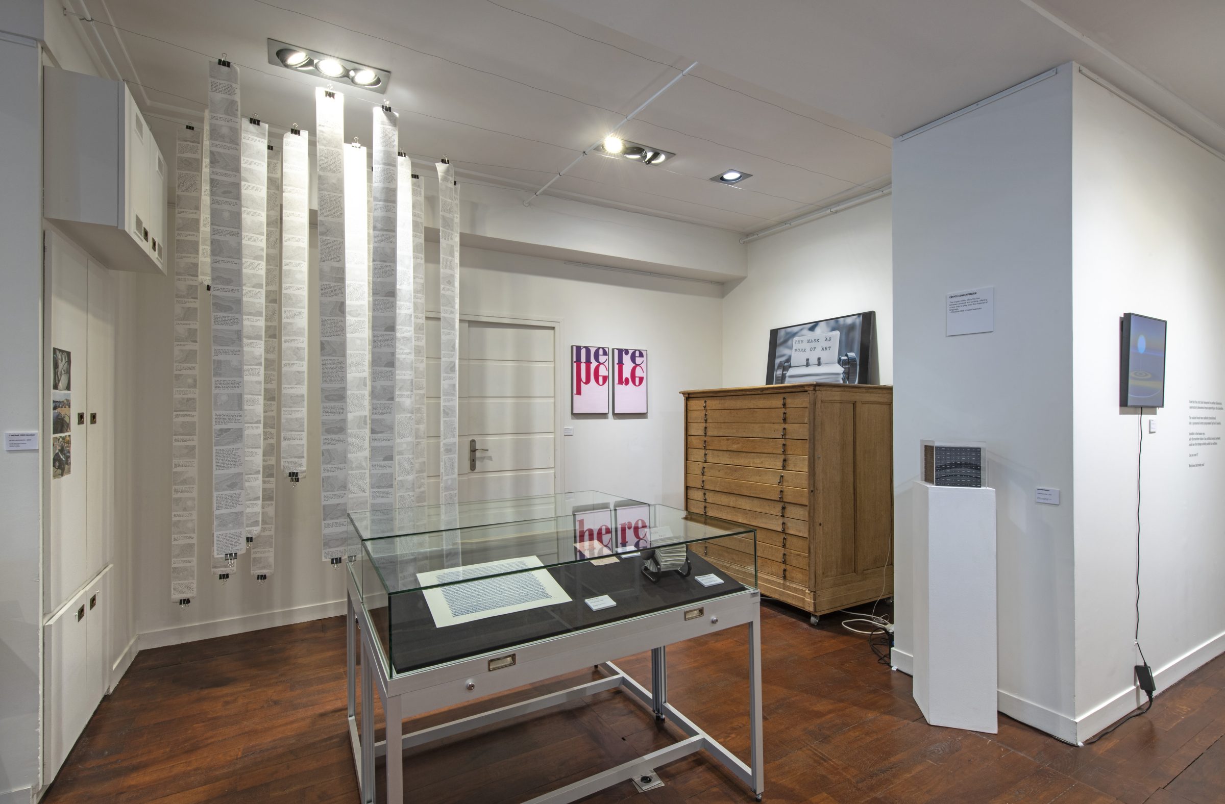 「POEM SBJKT」展示風景、Librairie Métamorphoses での展示、theVERSEverse との共同キュレーション、パリ、2023年