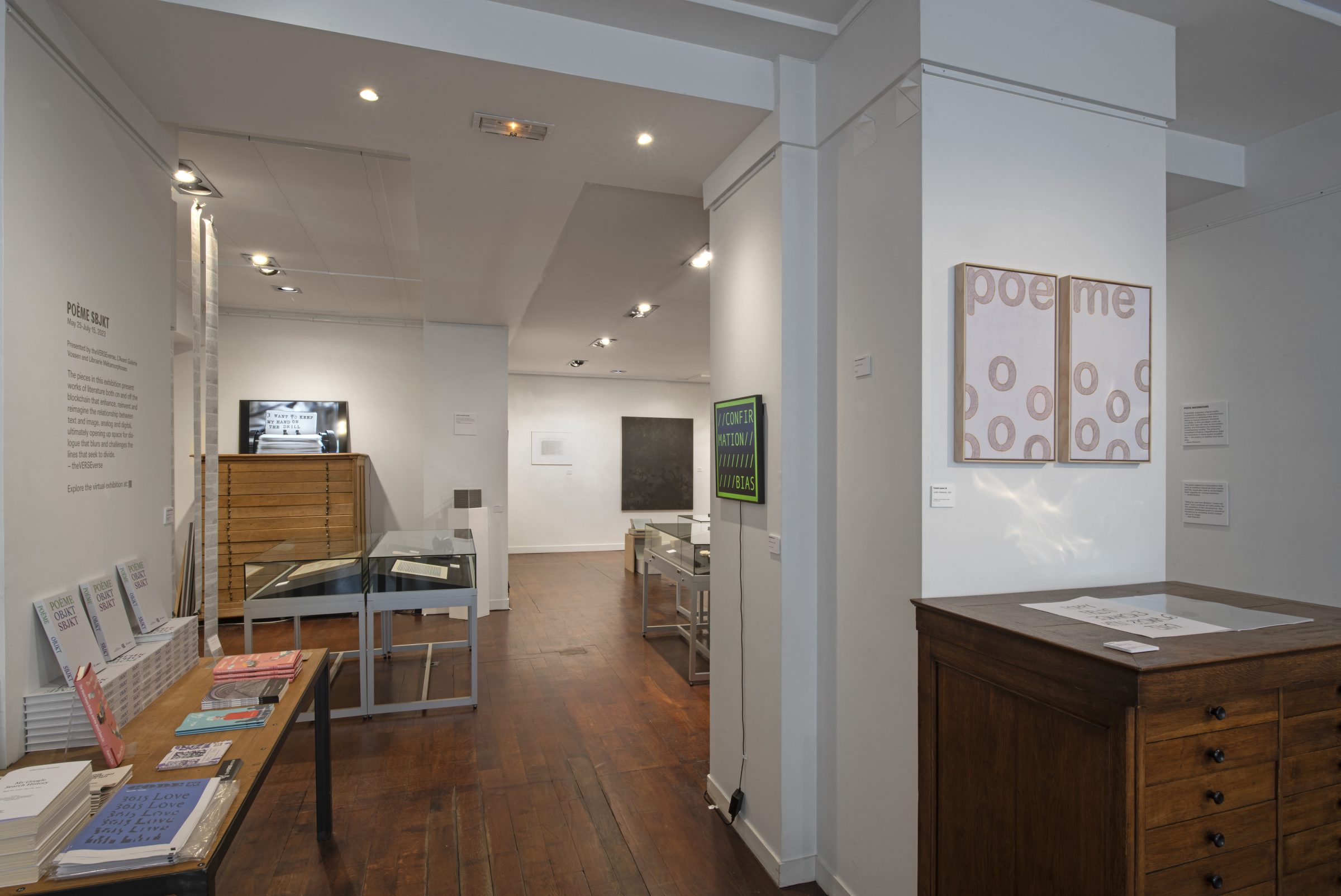 「POEM SBJKT」展覧会の展示風景、Librairie MétamorphosesでtheVERSEverseが共同キュレーションした展覧会、パリ、2023年