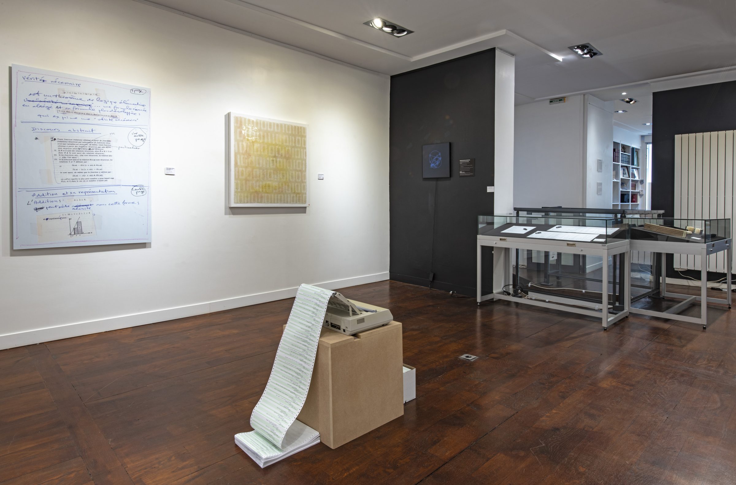 「POEM SBJKT」の展示ビュー、2023年パリのLibrairie Métamorphosesで開催され、theVERSEverseによってコキュレーションされた展覧会