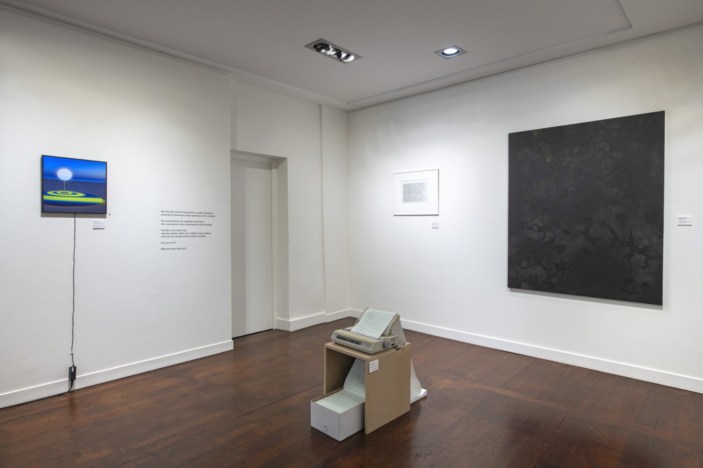 「POEM SBJKT」展示風景、Librairie MétamorphosesでのtheVERSEverseがキュレーションを担当した展覧会、パリ、2023年
