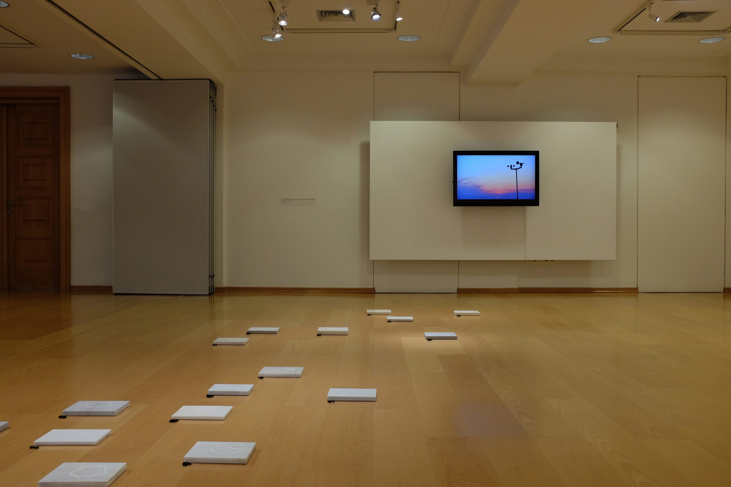 「Wind Fragments」展覧会ビュー、Cultural Foundation のティノス島での展覧会、Alexia Pappa キュレーション、ギリシャ、2022年