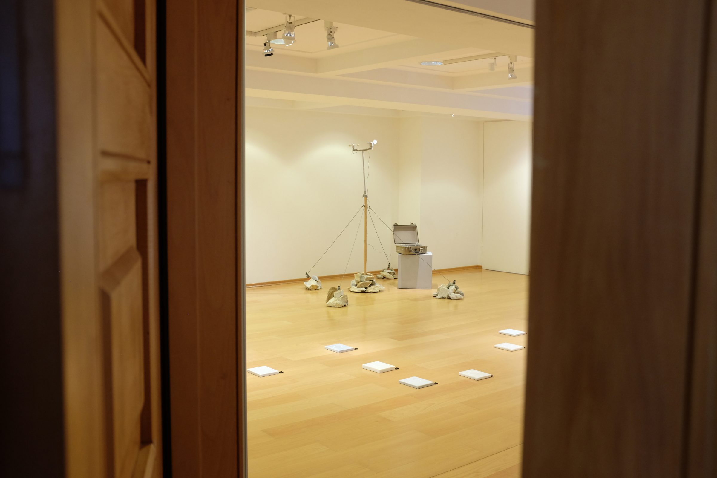「Wind Fragments」展示風景、Alexia Pappaがキュレーションした、ティノス島のCultural Foundationでの展覧会、ギリシャ、2022年