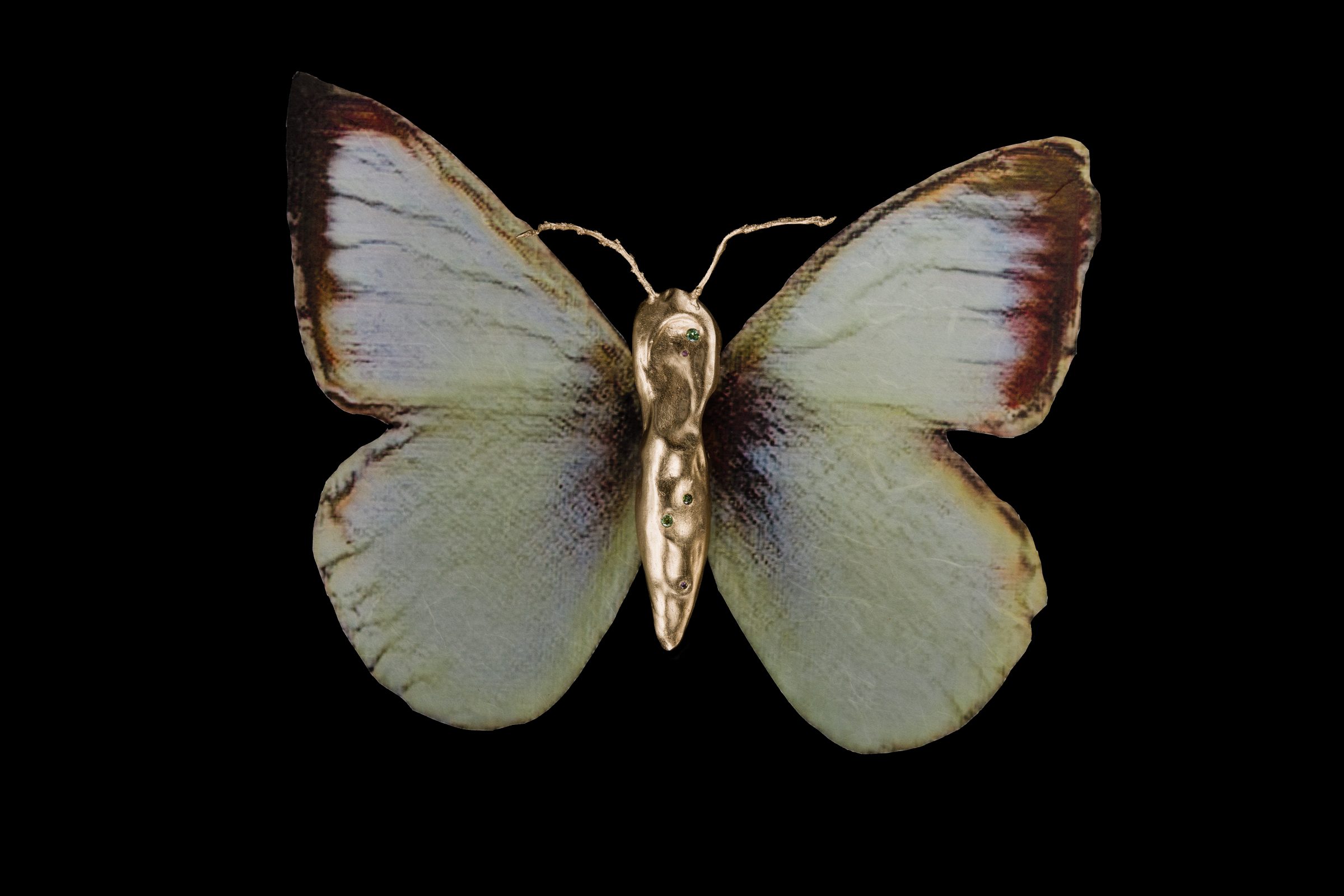 lunamare caelestis (티라시아의 물 위에) - 몸체는 금으로 도금된 청동, 옅은 녹색 사파이어, 분홍색 사파이어, 분홍색 사파이어, 진한 녹색 사파이어, 옅은 녹색 사파이어, 분홍색 전기석으로 장식됨 ; 독특한 AI 생성 패턴의 날개, 섬유질 한지에 보존용 안료 프린트, 20 x 20 cm, 2024, "불가능한 나비들" 시리즈
