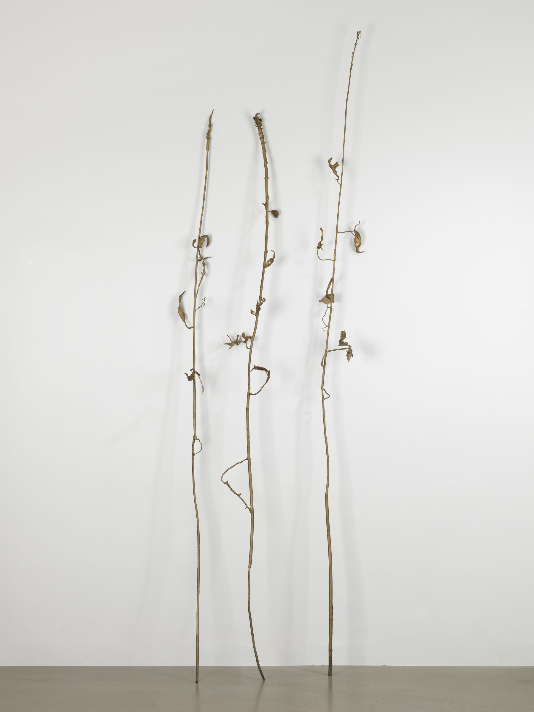 bitter-hemp、AI生成フォームからの青銅彫刻、250 x 20 x 20 cm、2022年、彫刻シリーズより