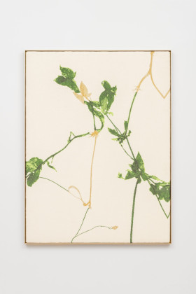 impossibilis grandifolius (بدء التحويل إلى peradam)، نسيج من صورة تم إنشاؤها بواسطة الذكاء الاصطناعي، قطن وصوف وحرير لزج وألياف معدنية، مثبتة على إطار مغلف بنحاس مصنوع حسب الطلب، 120 × 90 سم، 2025، من سلسلة النسج