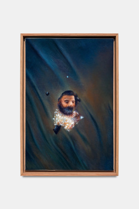 ひげを生やした男が星々の中に浮かんでいる、AI生成画像からの油彩、オーク材フレーム、金箔、30 x 20 cm、2021年、「循環する廃墟」シリーズより