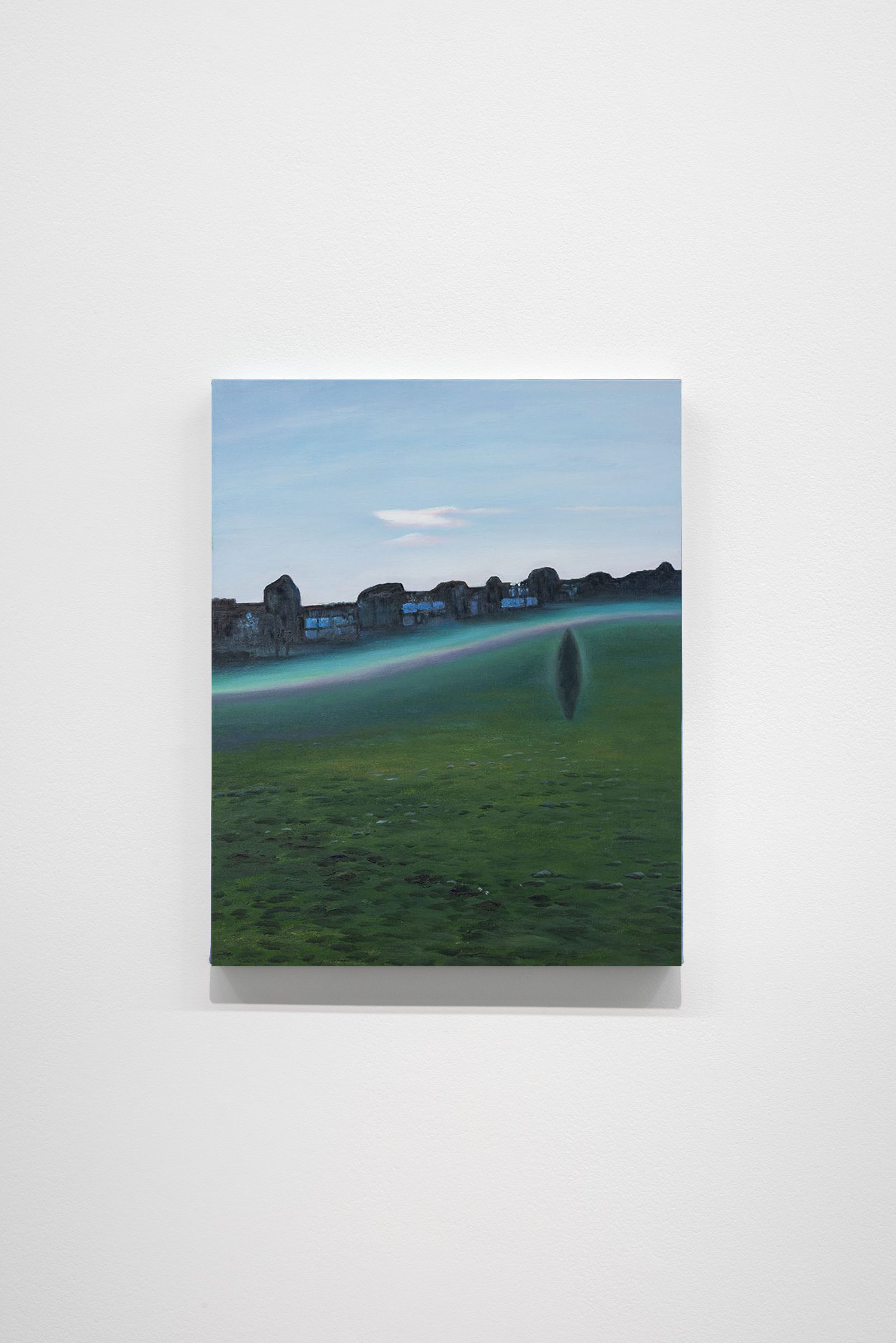 一个实体在广阔的田野中缓缓移动(尝试),布面油画,源自AI生成图像,50 x 40 cm,2024年,选自 le travail des rêves 系列